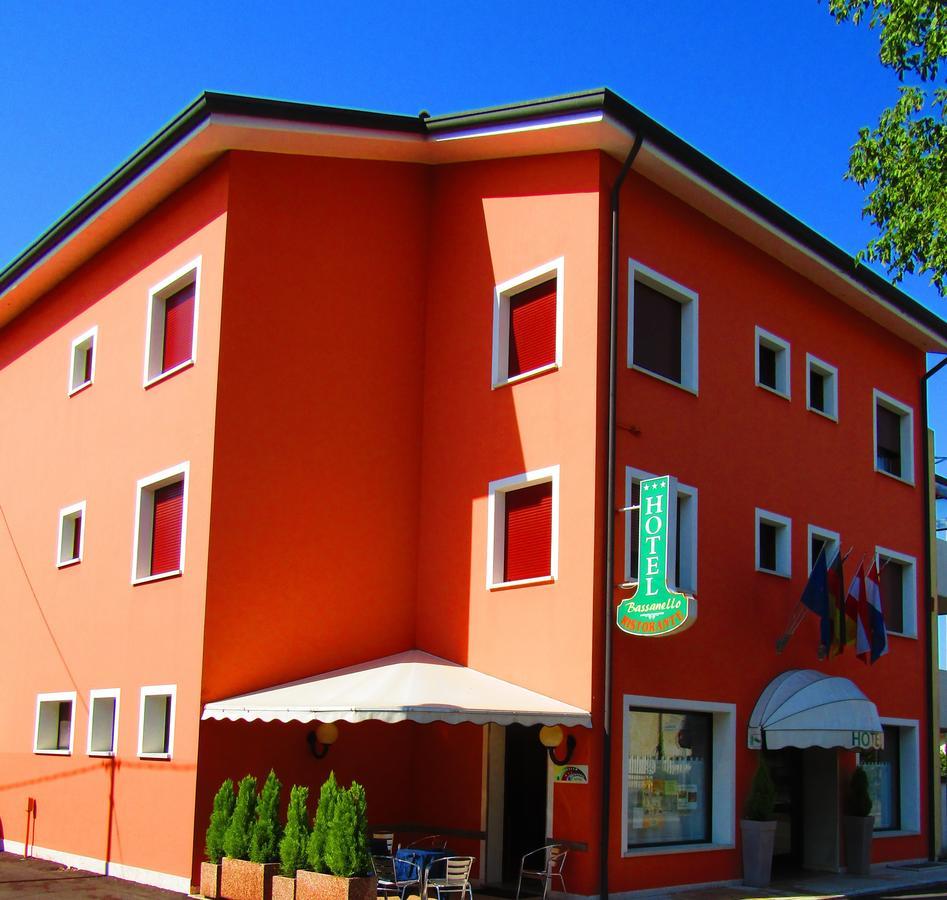Hotel Ristorante Al Bassanello Бассано-дель-Граппа Экстерьер фото